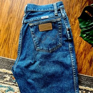 Wrangler, medium wash jeans cowboy cut